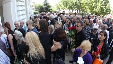 Дълбок поклон: Стотици се сбогуваха с големия Светлин Русев!