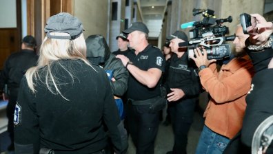 Васил Михайлов скри лицето си, но не успя да се "скрие" от правосъдието
