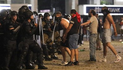 Челен сблъсък между полицаи и протестиращи в Скопие