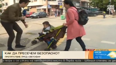 Преграда пред полегат тротоар пречи на детски колички и инвалиди