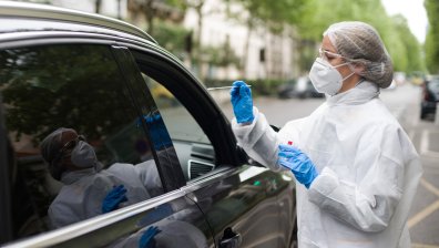 Задължително с маски на открито в Сен Тропе и части от Париж