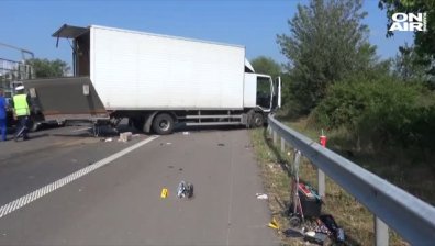 Катастрофа между лек автомобил и камион на АМ "Тракия", трима са пострадали