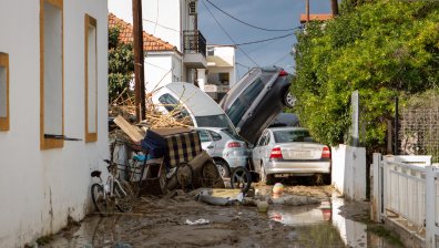 Наводнения и бури в Гърция: Срутвания, евакуации и затворени училища