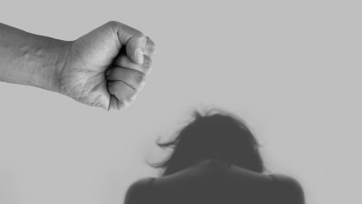 Мъж разби носа на съпругата си и задигна пари от жилището им