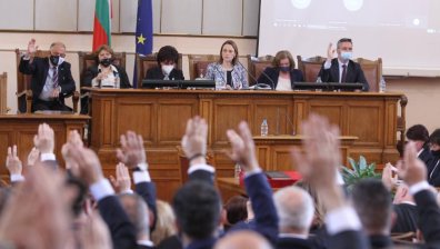 Шарен парламент: Стари муцуни и нови лица на сцена като от гръцка драма