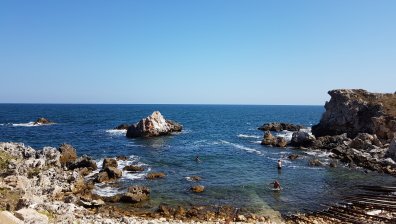 Откриха труп на мъж в морето във Варна, по тялото има порезни рани