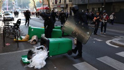 Близо 1 млн. стачкуващи блокират Франция (ВИДЕО)