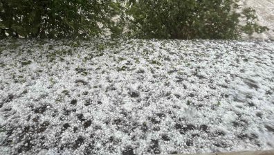 Градушката в Новозагорско нанесе щети на насажденията, къщите и колите