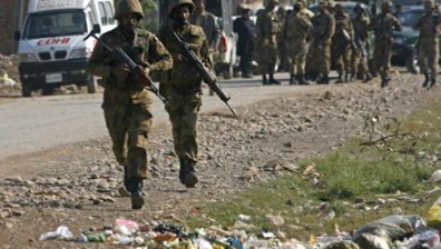 Автобус с войници падна в дере в Пакистан