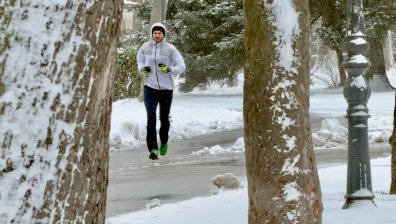 Столичани се потрошиха по заледените тротоари в София