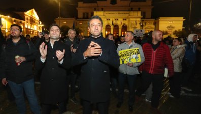 Протест блокира движението пред НС, Петков: Депутатите от задкулисието се страхуват от вас