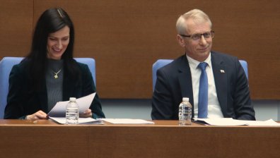 Денков и Мария Габриел на първи за годината блиц контрол в НС