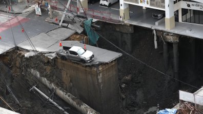 Кадри показват как срутеният път в Банкок "поглъща" колите
