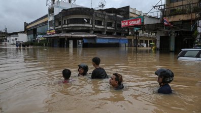 Воден апокалипсис: Смъртоносните наводнения в Тайланд в СНИМКИ