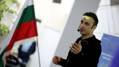 Бербатов с дарение за консумативи за лекарите на първа линия