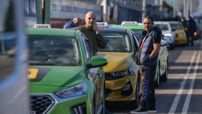 Суматоха на летище София заради блокадата на таксиджиите