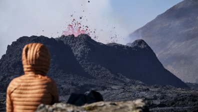 Расте опасността от изригване на вулкана в Исландия, евакуираха Гриндавик