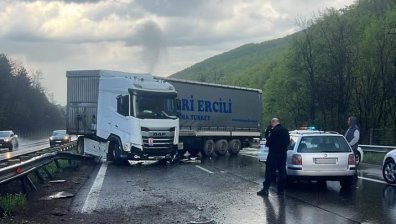 Задръстване на АМ "Тракия" заради обърнат камион