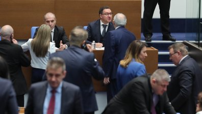 Поредица от заплахи с вотове на недоверие разтърсиха кабинета "Желязков" (ВИДЕО)