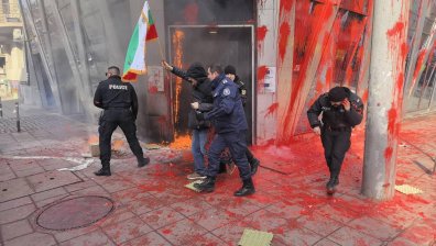 Пожар и сблъсъци с полицията - протестът на "Възраждане" блокира сърцето на София