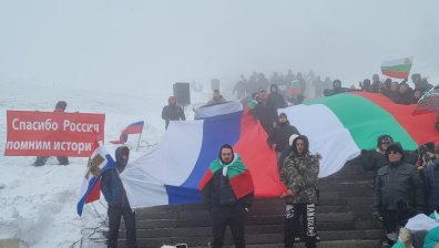 Петков под снежен обстрел на Шипка: Стига сме се делили, не и на 3 март!&nbsp;