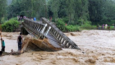 Убийствено свлачище помете мост в Северна Индия (+ВИДЕО)