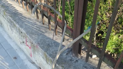 Стърчащи кабели край оградата на музей "Владислав Варнечик" във Варна