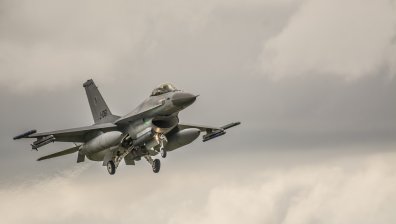 НАТО с нов план: Украински пилоти на F-16 може да се обучават в Румъния