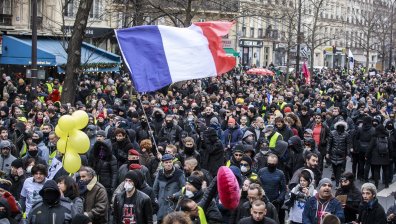 Полицай удрял окървавен мъж, паднал на земята на протест в Париж (Видео 18+)