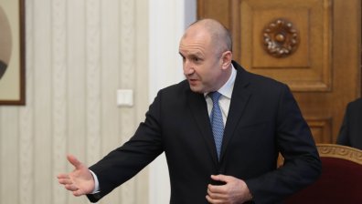 Румен Радев след дарените от Пеевски фургони: Призивът не е да се делят хората