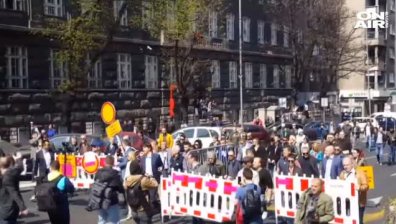 Сблъсъци и напрежение пред общината в Белград