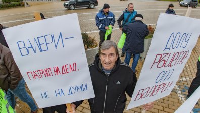 Десетки граждани се събраха пред НС в подкрепа на Валери Симеонов