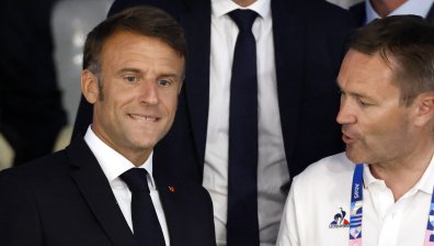 Еманюел Макрон вбеси французите: Държавата му е в криза, а той се забавлява с мъже на плажа