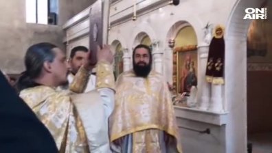 Миряни на протест: Скандират  "мафия" по време на сутрешна служба