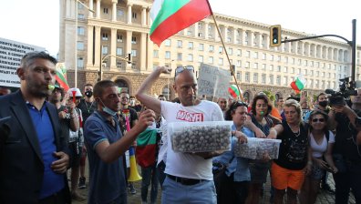 16 дни протести в София, мятаха пъдпъдъчи яйца по Министерския съвет