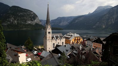 Пламъци обгърнаха красивия Халщат в Австрия