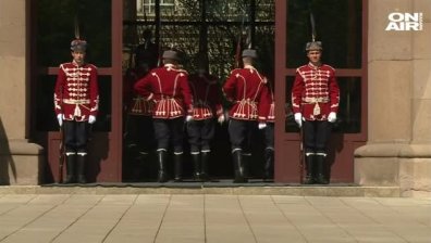 Задържаха въоръжен мъж, нахлул с пистолет в президентството!
