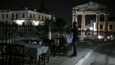 Хотели в Гърция затварят през август, туристите от чужбина със 76% по-малко