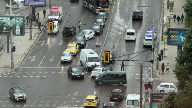 Верижна катастрофа на оживен булевард в София
