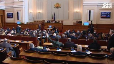 Трите оставки ще отлежат до другата седмица &ndash; депутатите започват лежерно