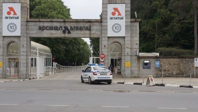 Силен взрив разтърси завод "Арсенал", двама са ранени