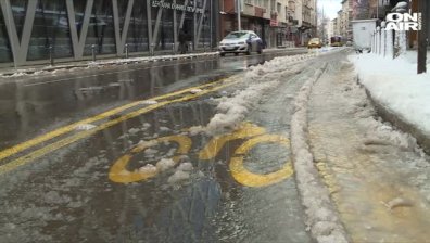 Снегорин помете ограничителите на велоалеята по "Дондуков"