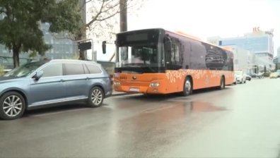 Автобус се запали в София, потегли на собствен ход и удари 3 коли