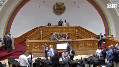 Парламентът във Венецуела блокира предложения на Мадуро