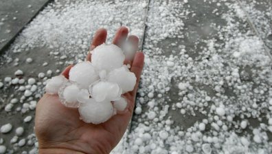 Силна буря с градушка и гръмотевици връхлетя Кюстендилско