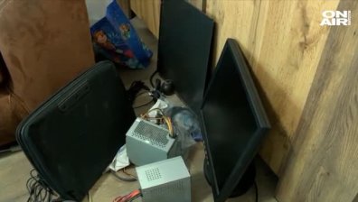 Млад мъж дарява компютри на деца за онлайн обучението им