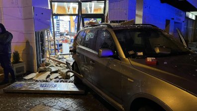 Двама ранени след врязването на кола в магазин, в по-тежко състояние е шофьорът