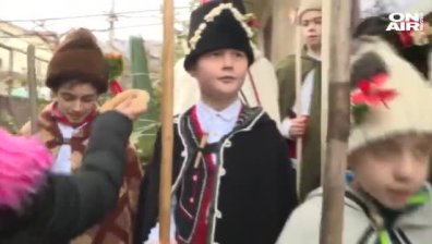 Коледари обикалят за здраве и берекет в с. Долни Лозен