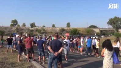 Жители блокираха пътя към завода в Шишманци с жива верига