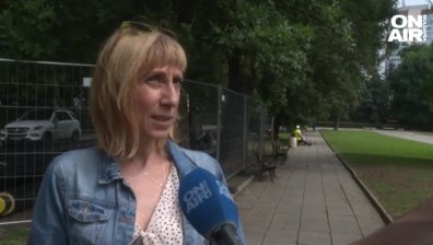 На косъм от трагедия: Метално ограждение падна върху майка с дете с Даун